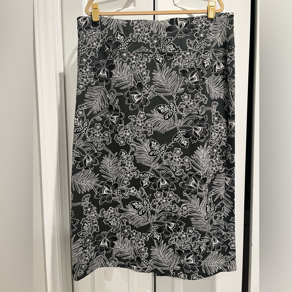 J. Jill Smooth-Fit, Stretchy Floral Skirt - like new